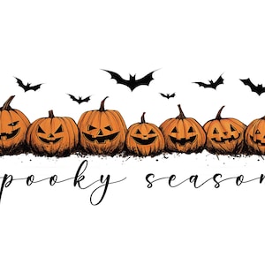 以下が含まれることがあります： ハロウィーンをテーマにしたイラスト。笑顔の顔をした7つのオレンジ色の彫刻されたカボチャと、白い背景に黒いコウモリのシルエットが描かれています。「spooky season」の文字が筆記体でカボチャの下に書かれています。