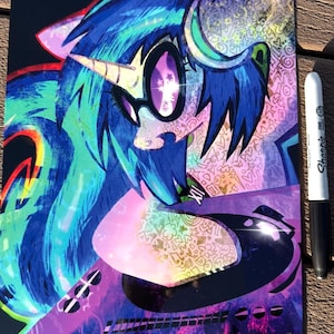 K&ouml;nnte beinhalten: Eine farbenfrohe Illustration eines Ponys mit blauen Haaren, einem Horn und einer Brille. Das Kunstwerk zeigt leuchtende Farbt&ouml;ne von Blau, Lila und Rosa, mit komplizierten Mustern und dem Text "SO11UX RAVEZ!!!". Ein schwarz-wei&szlig;er Sharpie-Marker liegt daneben.