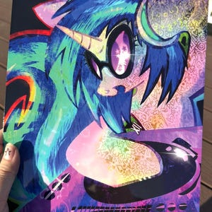 K&ouml;nnte beinhalten: Eine farbenfrohe Illustration einer einhornartigen Figur mit blauem und gr&uuml;nem Haar, die Kopfh&ouml;rer tr&auml;gt. Das Kunstwerk zeigt komplizierte Muster und den Text "SO11UX DAVEZ!!!" unten. Der Gesamtstil ist eine Mischung aus Fantasie und modernem Design.