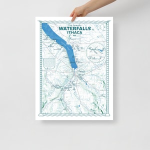Peut inclure: Une affiche blanche présentant une carte bleue intitulée The Famous WATERFALLS of ITHACA NY. La carte montre le lac Cayuga, divers réseaux de ruisseaux et l'emplacement des cascades dans la région, le tout entouré d'une bordure décorative à motifs de vagues.