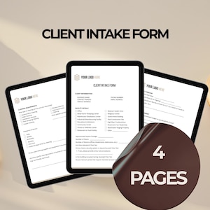 Pode incluir: Três tablets pretos exibindo um "Formulário de Admissão do Cliente" com uma caneta dourada e um adesivo marrom que diz "4 PAGES". O formulário inclui seções para informações do cliente e requisitos de limpeza.