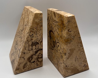 Sujetalibros de mármol MarmoCraft (juego de 2), sujetalibros de piedra fósil, soporte para libros de piedra resistente, decoración moderna y neutra para estanterías, regalo de 4 x 6 x 3 pulgadas