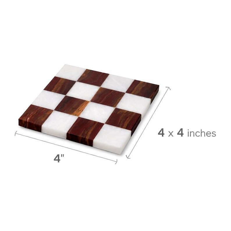 Puede incluir: Un posavasos cuadrado con un dise&ntilde;o de tablero de ajedrez. Los cuadrados alternos son blancos y marr&oacute;n oscuro. El posavasos mide aproximadamente 10 x 10 cm.