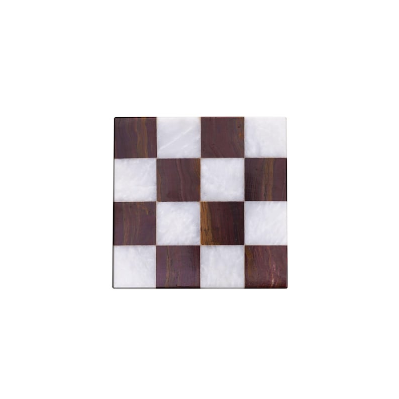 Puede incluir: Un tablero de ajedrez cuadrado y decorativo con un patr&oacute;n de tablero de ajedrez. Los cuadrados alternos son blancos y marr&oacute;n oscuro. El tablero est&aacute; hecho de un material liso y pulido.