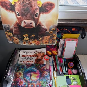 Peut inclure: Un ensemble de fournitures de loisirs cr&eacute;atifs comprenant un kit de broderie diamant avec un arbre floral, une trousse avec le texte Life is BETTER with fluffy COWS, des stylos, un plateau vert, un autocollant grenouille et une banni&egrave;re en tissu.