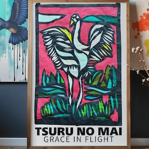 以下が含まれることがあります： ピンク色の背景に、翼を広げた鶴が描かれた額装されたアートワーク。鶴は黒、白、黄色で描かれ、緑と青のアクセントが施されています。「TSURU NO MAI GRACE IN FLIGHT」の文字が下部にあります。