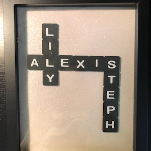 Cornice personalizzata con nome per cruciverba di famiglia – Decorazione murale con tessere Scrabble personalizzate
