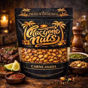 Könnte beinhalten: Eine schwarze Tüte mit "Mac Gone Nuts" Pistazien mit einem transparenten Fenster, das die Nüsse zeigt. Die Tüte hat goldene Schriftzüge und Palmen-Grafiken. Auf der Unterseite der Tüte steht "Carne Asada". Die Nüsse sind in einer transparenten Tüte.
