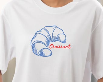 Handgetekend T-shirt met Croissant – comfortabele kleuren, kledingstukgeverfd | Zacht, ontspannen, Frans geïnspireerd
