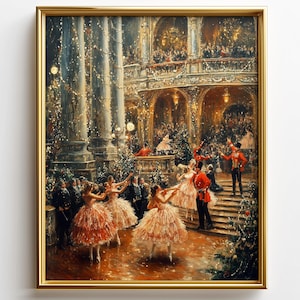 Puede incluir: Pintura enmarcada que representa una escena de baile festiva. Bailarinas con tutús rosas actúan, mientras figuras con uniformes rojos y trajes formales observan. El salón ornamentado está decorado con árboles de Navidad y luces.
