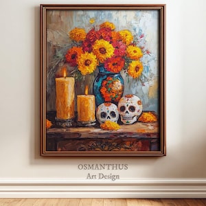 Può includere: Dipinto incorniciato raffigurante una natura morta a tema Giorno dei Morti. Un vaso blu contiene fiori arancioni e rossi. Due candele accese e due teschi di zucchero decorati su un tavolo di legno. Firmato "OSMANTHUS Art Design".