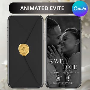 Può includere: Uno smartphone nero che mostra un invito di nozze. L'invito presenta una foto in bianco e nero di una coppia, con il testo "SAVE THE DATE" e i dettagli dell'evento. Il telefono a sinistra mostra una busta nera con un sigillo d'oro.