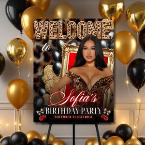 Op de afbeelding: Een welkomstbord voor een feestje met de tekst "WELCOME to Sofia's BIRTHDAY PARTY NOVEMBER 25 SATURDAY" in een luipaardprint. Het bord toont een vrouw in een luipaardjurk, omringd door gouden en zwarte ballonnen.