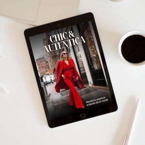 Może przedstawiać: Tablet wyświetla obraz mody z tekstem "CHIC & AUTENTICA". Obraz przedstawia osobę w czerwonym stroju, w tym płaszcz i spodnie. Na białej powierzchni znajdują się laptop, filiżanka kawy i długopis.