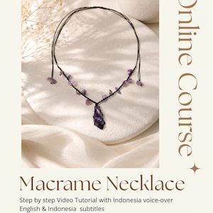 Könnte beinhalten: Eine Makramee-Halskette mit schwarzem Kordel und lila Amethyststeinen. Der Anhänger hat ein gewebtes, geometrisches Design. Das Bild enthält auch den Text "Macrame Necklace" und "Online Course".
