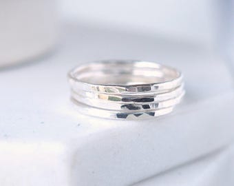 Anillo apilable de plata esterlina martillada: Anillo fino para nudillos