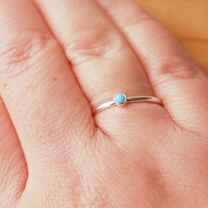 Anillo minimalista de plata TURQUESA Joyería de piedra de nacimiento de diciembre Anillo de piedra de nacimiento apilable Regalo hecho a medida para ella imagen 4