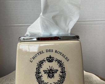 Funda para caja de pañuelos de estilo campestre francés, inspirada en París, con acabado craquelado y decoración rústica.