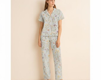 Conjunto de pijama floral em cetim, manga comprida com detalhes em viés.