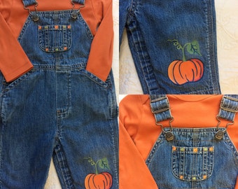 Pumpkin overalls with orange bodysuit, perfect for a baby trick or treating. Fall baby clothing, autumn baby outfit, fun baby halloween