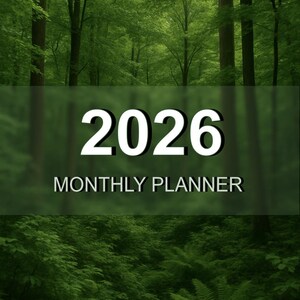 Op de afbeelding: Een maandplanner voor 2026 met een bos-thema omslag. De omslag toont het nummer "2026" in grote witte letters, met "MONTHLY PLANNER" eronder. De achtergrond is een weelderige groene bosscène.