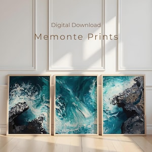 Puede incluir: Tres impresiones artísticas enmarcadas con diseños abstractos de olas oceánicas en tonos turquesa, blanco y negro. Las impresiones se exhiben sobre un suelo de madera clara. El texto "Digital Download Memonte Prints" está encima.