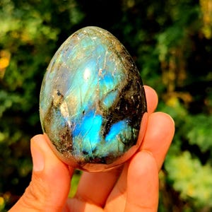 Huevo de labradorita de cristal para protección contra campos electromagnéticos: piedra protectora del aura, cristal antirradiación, gema curativa para aliviar el estrés y equilibrar la energía.