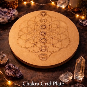 Op de afbeelding: Een ronde houten Chakra Grid Plate met een gedetailleerd gegraveerd geometrisch ontwerp. De plaat is omgeven door kristallen, kaarsen en feeërieke lichtjes. De tekst "Chakra Grid Plate" is zichtbaar.