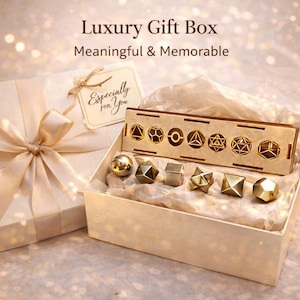 Puede incluir: Una caja de regalo de lujo con una cinta color crema y una etiqueta que dice "Especially for You". En el interior, una caja de madera contiene formas geométricas y una pantalla de madera con recortes geométricos. El texto en la parte superior dice "Luxury Gift Box, Meaningful & Memorable."