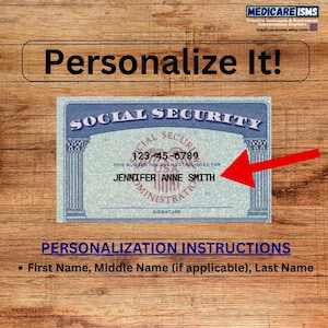 Op de afbeelding: Een Social Security-kaart met de naam "Jennifer Anne Smith" wordt gemarkeerd door een rode pijl. De kaart is blauw en wit, met de tekst "Personalize It!" erboven. De kaart staat op een houten achtergrond.