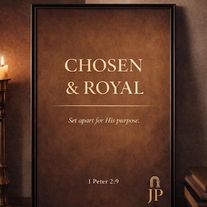Puede incluir: Una impresión enmarcada con las palabras "CHOSEN & ROYAL" en una fuente serif. Debajo del título está la frase "Set apart for His purpose". El texto "1 Peter 2:9" está en la parte inferior. La impresión es marrón con un marco negro. Las dimensiones son 24x36, 18x24, 16x20, 111,14 cm y 8x10.