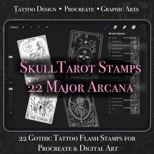 Könnte beinhalten: Ein digitales Kunstdesign mit einem Tablet, das Tarotkarten-Illustrationen zeigt. Der Text lautet "SKULL TAROT STAMPS 22 MAJOR ARCANA" und "22 GOTHIC TATTOO FLASH STAMPS FOR PROCREATE & DIGITAL ART". Die Karten haben gotische Bilder.