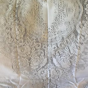 Vintage White Lace Rectangular Tablecloth - BEAUTIFUL PATTERN!