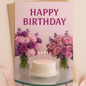 Pode incluir: Um cartão de aniversário com as palavras "HAPPY BIRTHDAY" em roxo. O cartão está em uma mesa de vidro com um bolo branco com velas rosa e dois vasos de flores. Uma fita rosa está em primeiro plano.