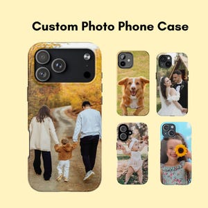 Puede incluir: Cinco fundas de teléfono personalizadas con varias fotos impresas, incluyendo una familia caminando por un sendero, un perro, una pareja de boda, un bebé y un niño sosteniendo un girasol. El texto Custom Photo Phone Case aparece arriba.