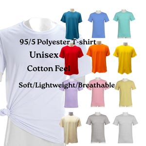 Op de afbeelding: Een collectie t-shirts met korte mouwen en een ronde hals in diverse effen kleuren, waaronder wit, blauwgroen, blauw, mint, rood, oranje, geel, lavendel, roze, beige en grijs. De tekst 95/5 Polyester T-shirt Unisex Cotton Feel Soft/Lightweight/Breathable is zichtbaar.