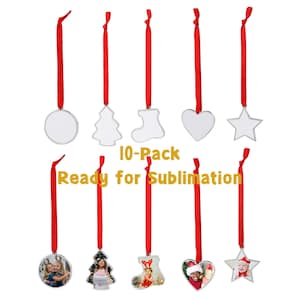 Puede incluir: Un paquete de 10 adornos colgantes con formas de círculo, árbol, calcetín, corazón y estrella. Cada adorno tiene un marco de metal plateado y una cinta roja para colgar. El texto 10-Pack Ready for Sublimation aparece en el centro.