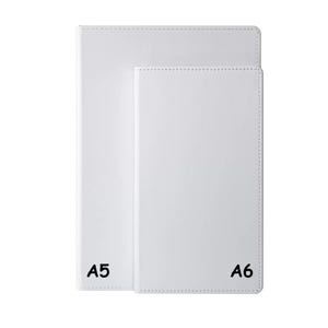Puede incluir: Dos cuadernos rectangulares blancos con bordes cosidos. El cuaderno más grande a la izquierda tiene el texto negro A5, y el cuaderno más pequeño a la derecha tiene el texto negro A6. Ambos artículos tienen una cubierta blanca lisa y sólida.