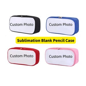 Puede incluir: Cuatro estuches rectangulares con cremalleras, cada uno con un panel frontal blanco con la etiqueta Custom Photo. Los estuches vienen en negro, azul, rojo y rosa, con una banda amarilla en el centro que muestra el texto Sublimation Blank Pencil Case.