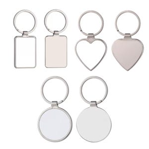Puede incluir: Una colección de seis llaveros de metal en tono plateado con diversas formas, incluyendo rectángulos, corazones y círculos. Cada llavero incluye una anilla circular unida a una superficie lisa y plana diseñada para la personalización o el grabado.