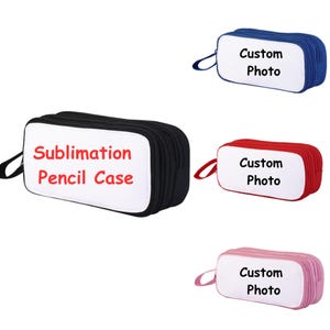 Puede incluir: Una colección de cuatro estuches rectangulares en negro, azul, rojo y rosa. Cada estuche presenta un panel frontal blanco con texto. El estuche negro muestra el texto rojo Sublimation Pencil Case, los otros muestran Custom Photo.