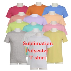 Puede incluir: Una colección de camisetas de manga corta y cuello redondo en varios colores sólidos, incluyendo rosa, naranja, azul, melocotón, lavanda, verde lima, cerceta, amarillo, gris y blanco. El texto Sublimation Polyester T-shirt está impreso en rojo.