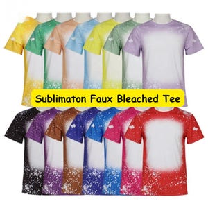 Puede incluir: Una colección de camisetas de manga corta sobre maniquíes, cada una con un efecto de falso blanqueado, un centro blanco y un borde de color sólido. Los colores incluyen amarillo, verde, melocotón, azul, morado, rojo y negro. El texto dice Sublimaton Faux Bleached Tee.