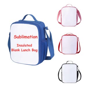 Puede incluir: Una colección de cuatro bolsas térmicas para el almuerzo con un panel frontal blanco para impresión por sublimación. Las bolsas están disponibles en azul, rosa, rojo y negro, cada una con asa superior, bolsillo lateral de malla y correa ajustable.