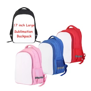Puede incluir: Una colección de cuatro mochilas de sublimación grandes de 43 cm en negro, rosa, azul y rojo. Cada mochila cuenta con un panel frontal blanco grande para personalización, un asa superior, correas ajustables para los hombros y bolsillos laterales de malla con tiras reflectantes.
