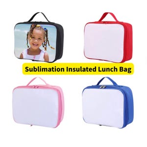 Puede incluir: Cuatro bolsas de almuerzo aisladas rectangulares con asas superiores y cierres de cremallera. Una bolsa es negra con la foto de un niño sonriente, mientras que las otras son rojas, rosas y azules, cada una con un panel frontal blanco para sublimación.