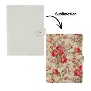 Puede incluir: Dos fundas rectangulares de tela para cuaderno con cierre de broche. Una funda es de color blanco roto liso, mientras que la otra presenta un colorido estampado floral con rosas rojas y pequeñas flores moradas. Una flecha señala con el texto Sublimation.