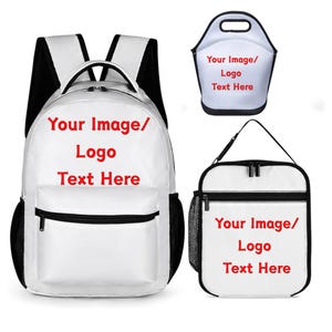 Può includere: Uno zaino bianco, una borsa per il pranzo e un contenitore per il pranzo bianco, ognuno con bordi neri e il testo rosso Your Image/ Logo Text Here. Lo zaino ha una tasca frontale e tasche laterali in rete, con chiusure a cerniera.