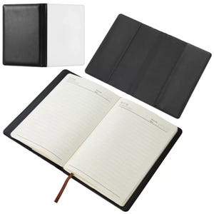 Puede incluir: Un cuaderno negro con cubierta lisa y un marcapáginas de cinta marrón. El cuaderno se muestra abierto con páginas blancas rayadas que incluyen campos para la fecha y el número de nota, y también cerrado y parcialmente abierto.