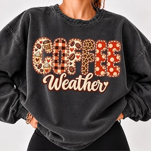 Koffieweer PNG | Nep patchwork luipaardprint stippen koffie shirt ontwerp | Gezellige herfst/winter (digitale download)